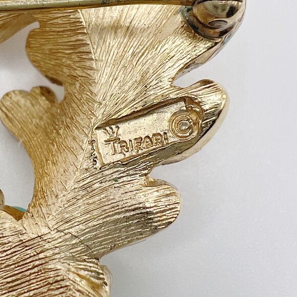 Crown Trifari  Brooch Pin Faux Turquoise Rhinestone Gold Tone Grape Leaf VTG - Picture 9 of 12